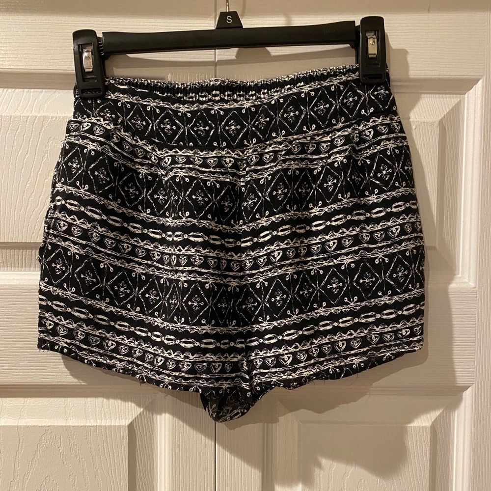 PAC Sun L.A. Hearts Flowy Fabric Shorts Black & White Tribal Print Small Boho
